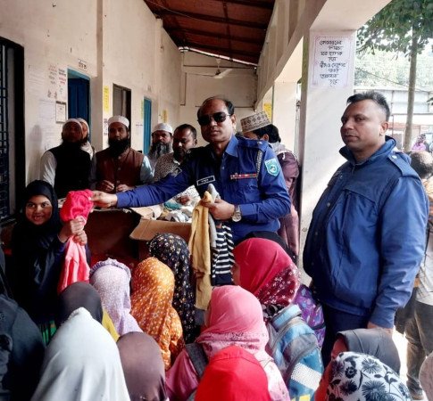 গাইবান্ধা পুলিশ সুপার এর দিক নির্দেশনায়  সুন্দরগঞ্জে বিভিন্ন মাদ্রাসায় শীতবস্ত্র বিতরণ করে ওসি তাজুল ইসলাম
