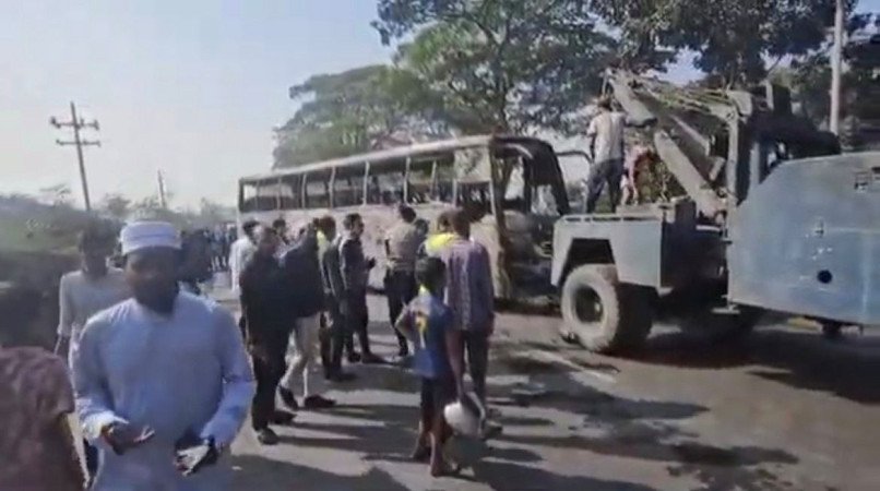 সড়কে ত্রিমুখি সংঘর্ষে শিশু সহ নিহত ৪,বাসে আগুন