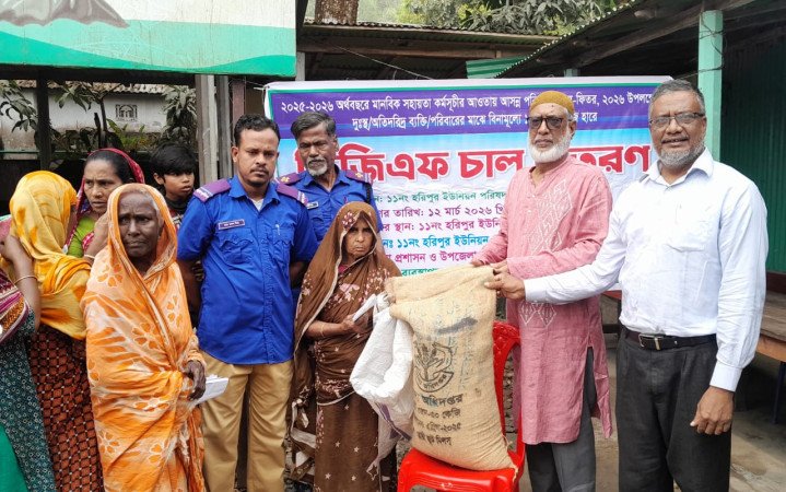সুন্দরগঞ্জের হরিপুর ইউনিয়নে পবিত্র ঈদুল ফিতর উপলক্ষে অসহায় ও দরিদ্র পরিবারে মাঝে ভিজিএফ এর চাল বিতরণ