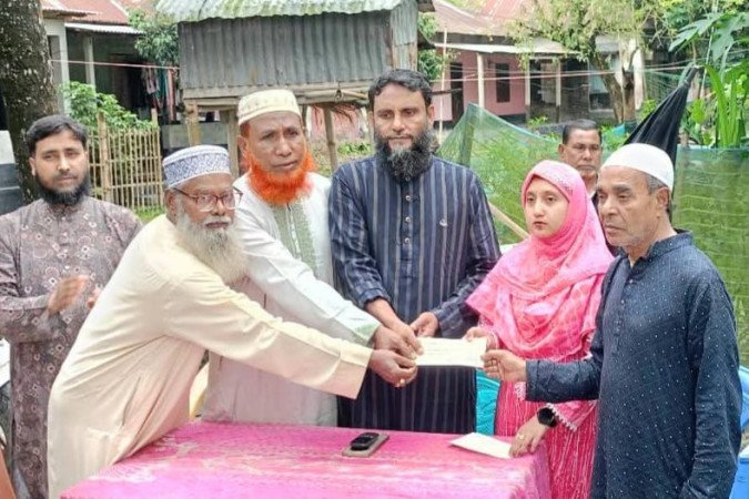 বজ্রপাতে নিহত ৩ জনের পরিবারকে আর্থিক সহায়তা প্রদান