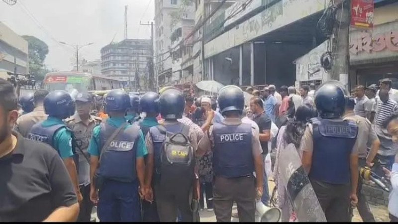 আমানতের আর্তনাদ: নিজের টাকা পেতে রাজপথে লড়ছেন চট্টগ্রামের গ্রাহকরা