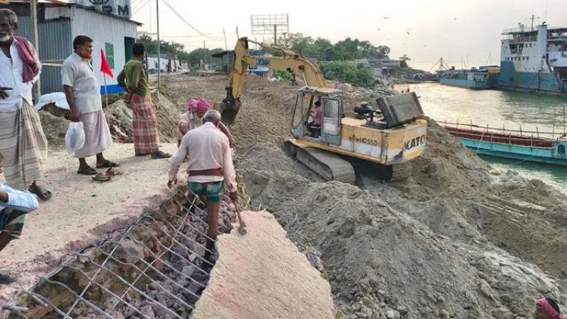 ​দীর্ঘ ৪ বছরের অবসান: প্রাণ ফিরছে দৌলতদিয়ার ৫নং ঘাটে, স্বস্তির অপেক্ষায় ২১ জেলা