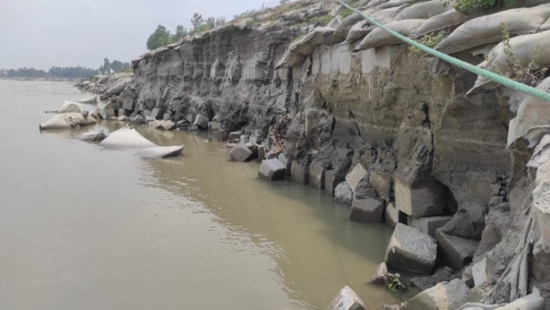 ঘর ভাঙছে, মন ভাঙছে: সর্বনাশা পদ্মা-যমুনার গ্রাসে মানিকগঞ্জের নিঃস্ব জনপদ