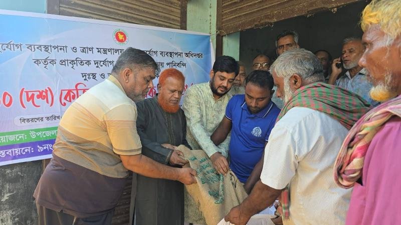 বন্যাকবলিত আলাতুলিতে অসহায় পরিবারকে ১০ কেজি করে চাল দিলেন এমপি বুলবুল
