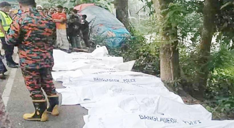 নাটোরে বাস-ট্রাক সংঘর্ষে নিহত ১৪, আহত ৩২