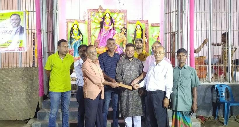 দুর্গাপূজার মণ্ডপ পরিদর্শন ও আর্থিক সহযোগিতা বিএনপি নেতাদের